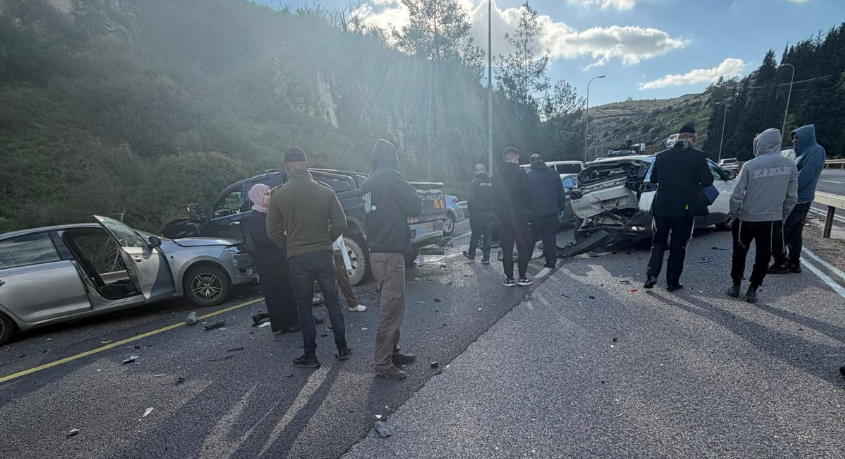 اصابات بحادث طرق عدة مركبات بين مجدو وام الفحم 